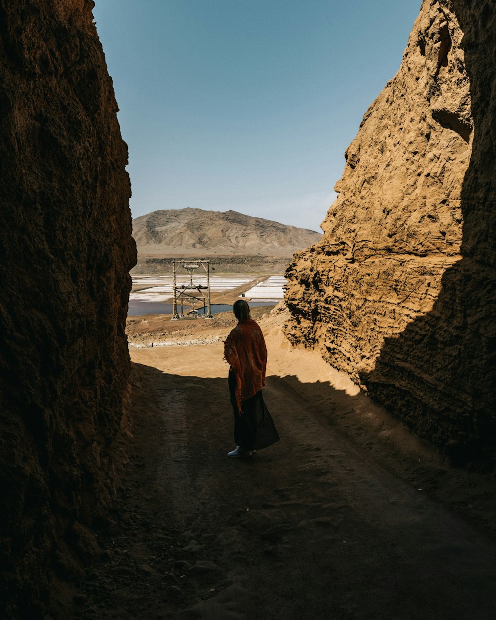 崖の間に立つ僧侶