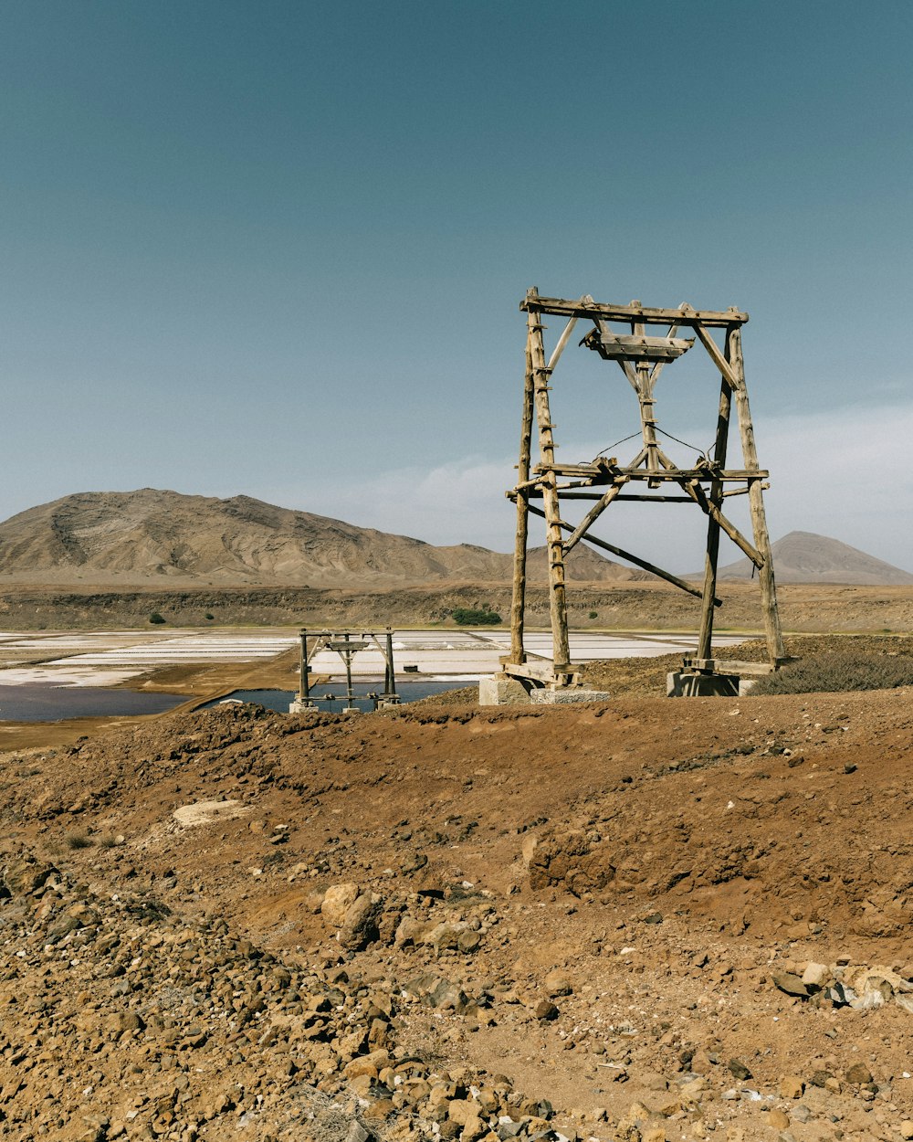 Brauner Holzturm in der Nähe eines Gewässers während des Tages