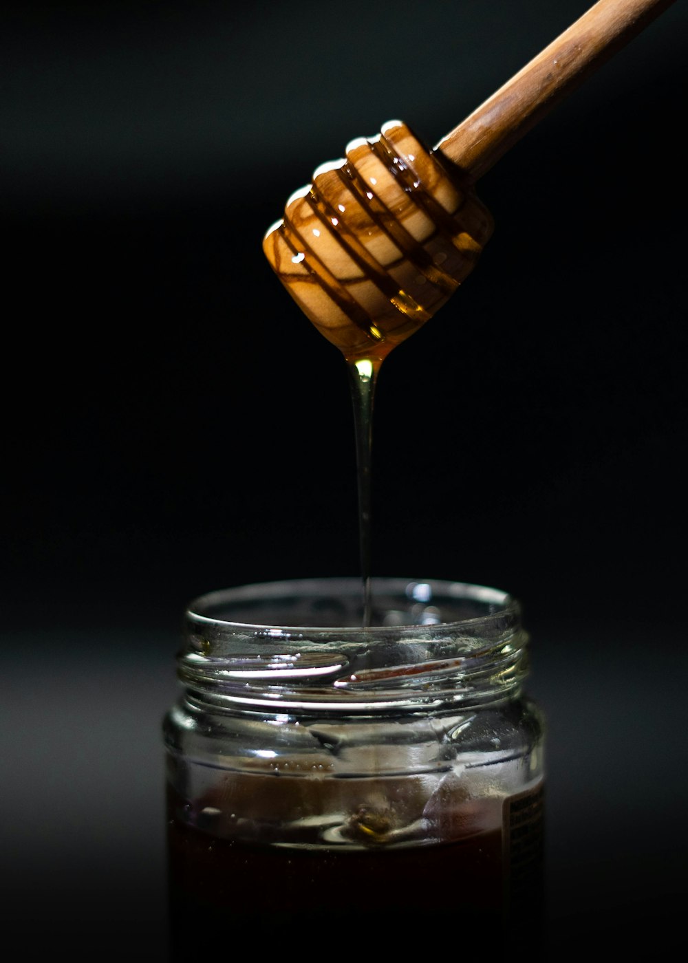 cucharón de miel de madera marrón