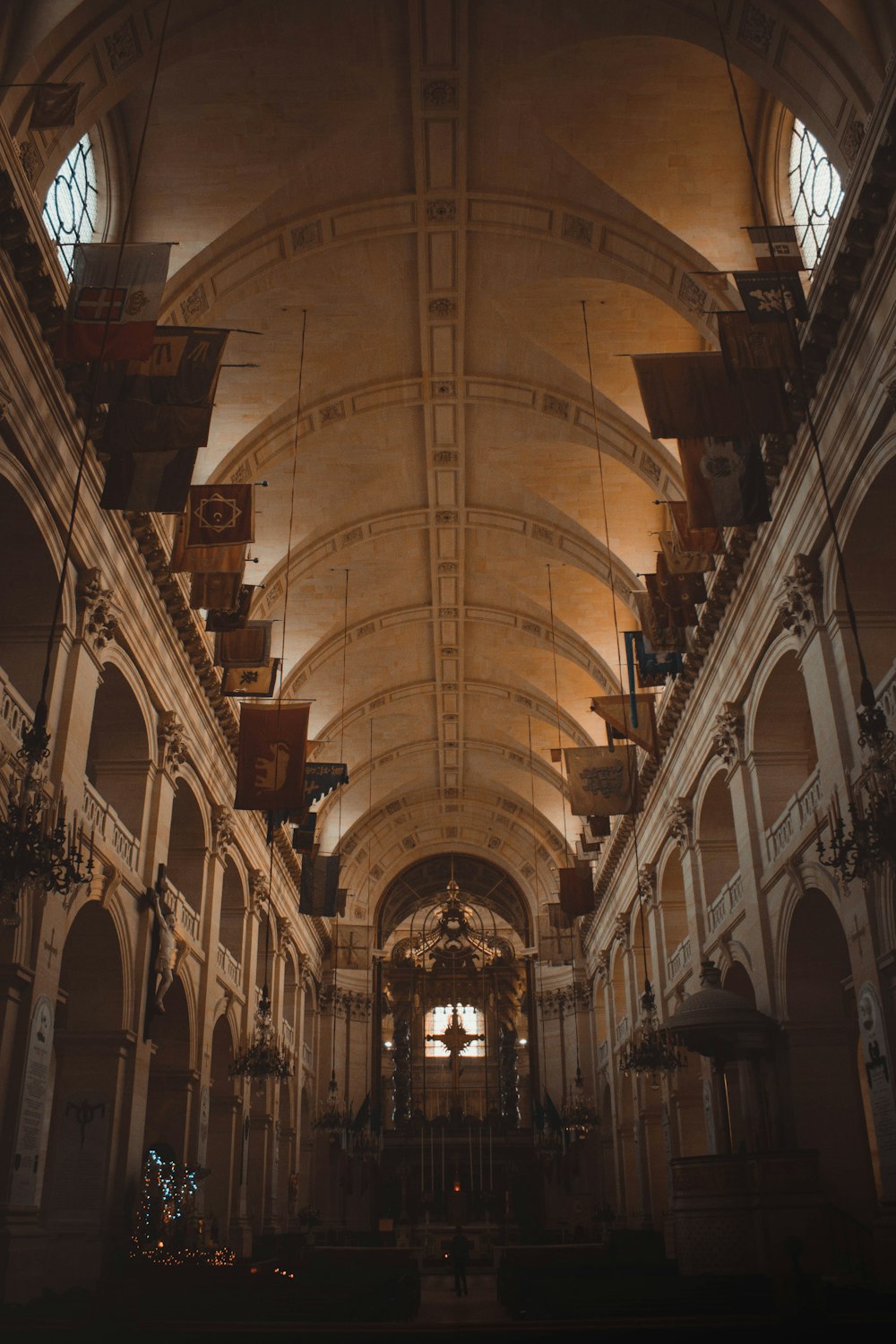 interno della cattedrale in cemento grigio