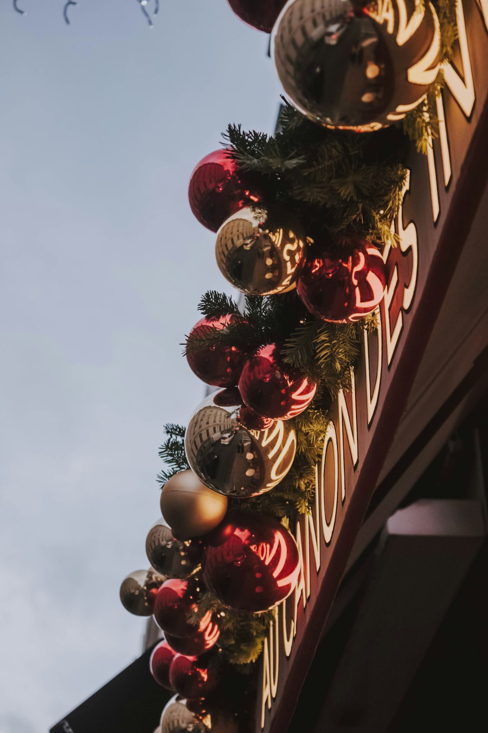 close-up photography of hanging Christmas baubles