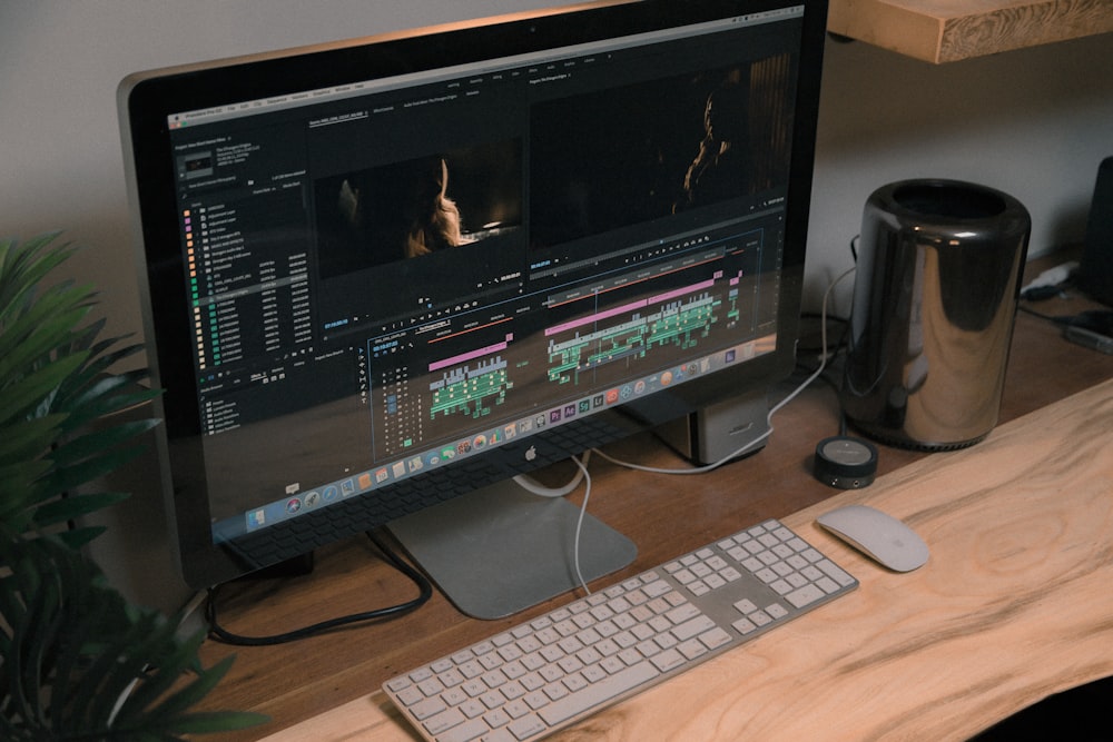 Apple iMac et Apple Magic Mouse et clavier sur la table