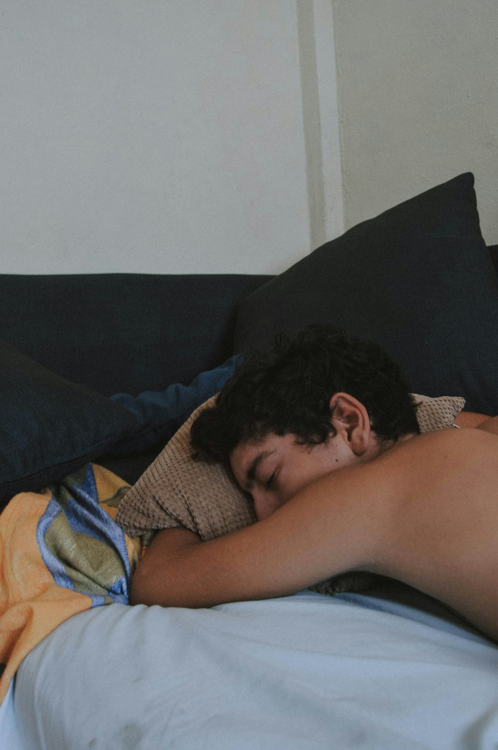 Foto hombre acostado en la cama – Imagen Almohada gratis en Unsplash