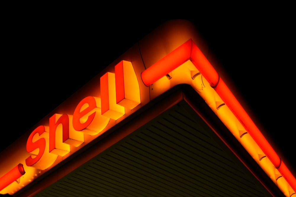 Fotografía de ángulo bajo de la gasolinera Shell por la noche