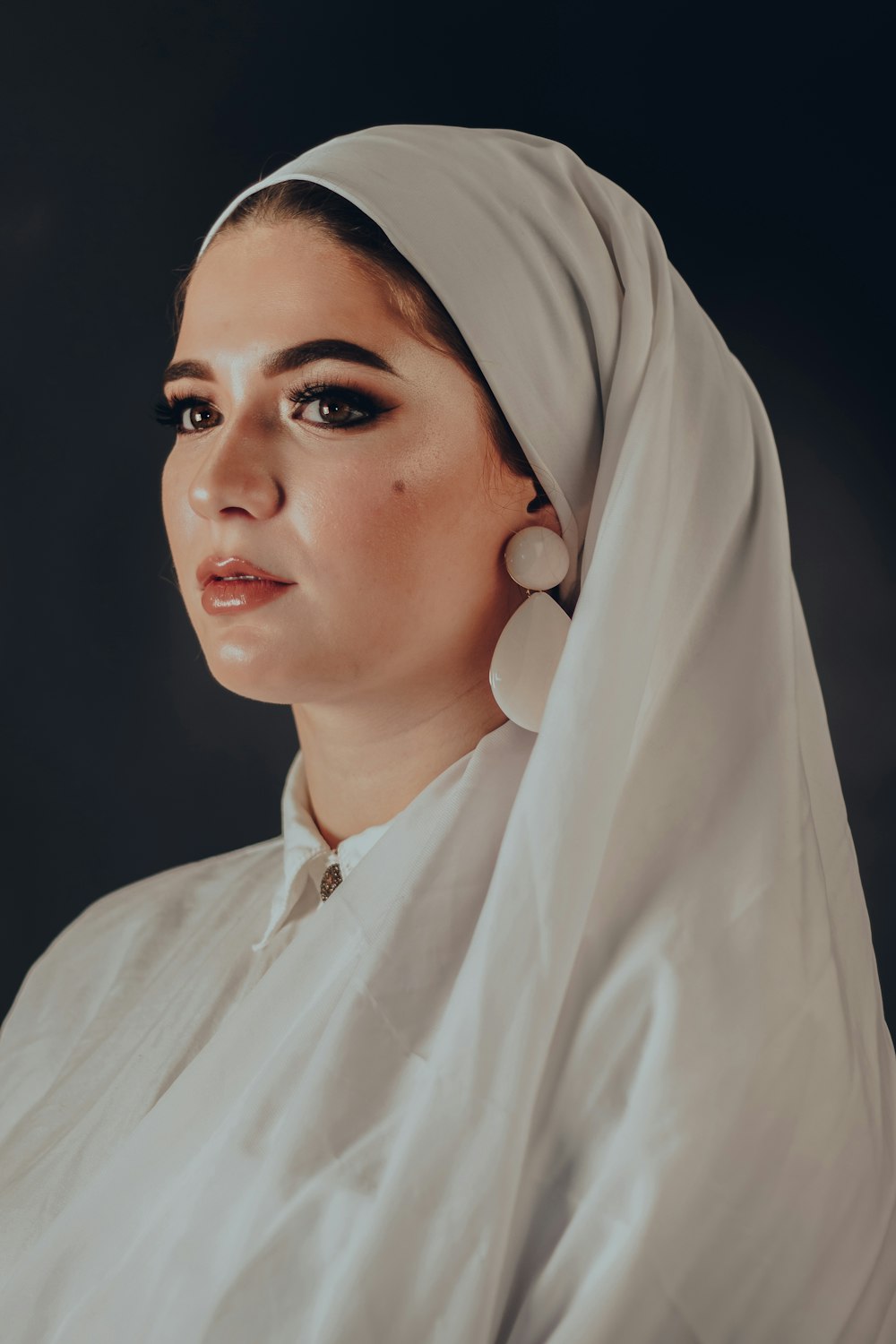 Femme portant une robe blanche et un foulard hijab blanc