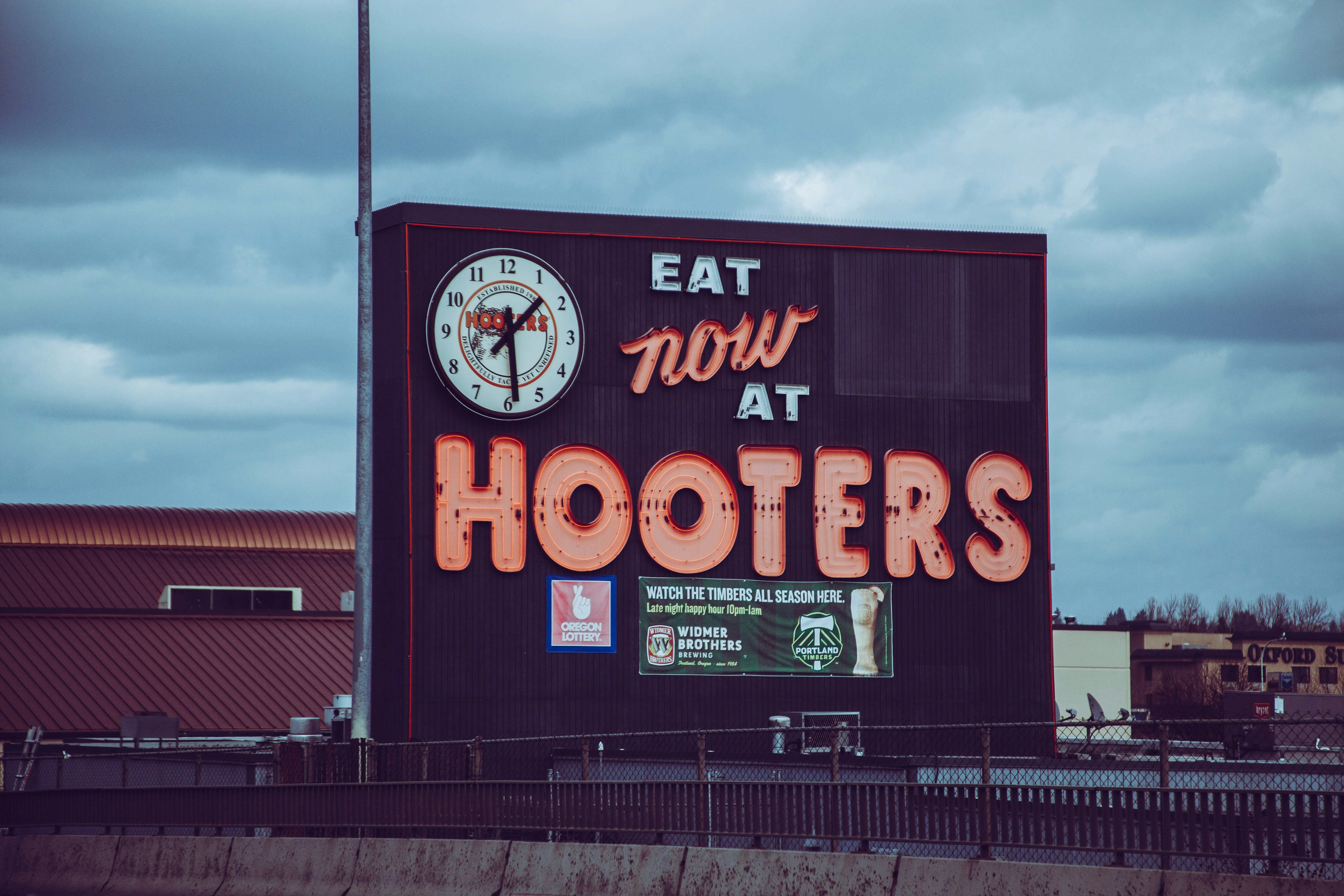 eat now at hooters signage
