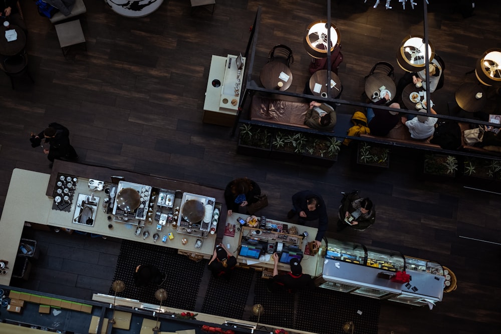 Draufsichtsfotografie von Menschen im Restaurant