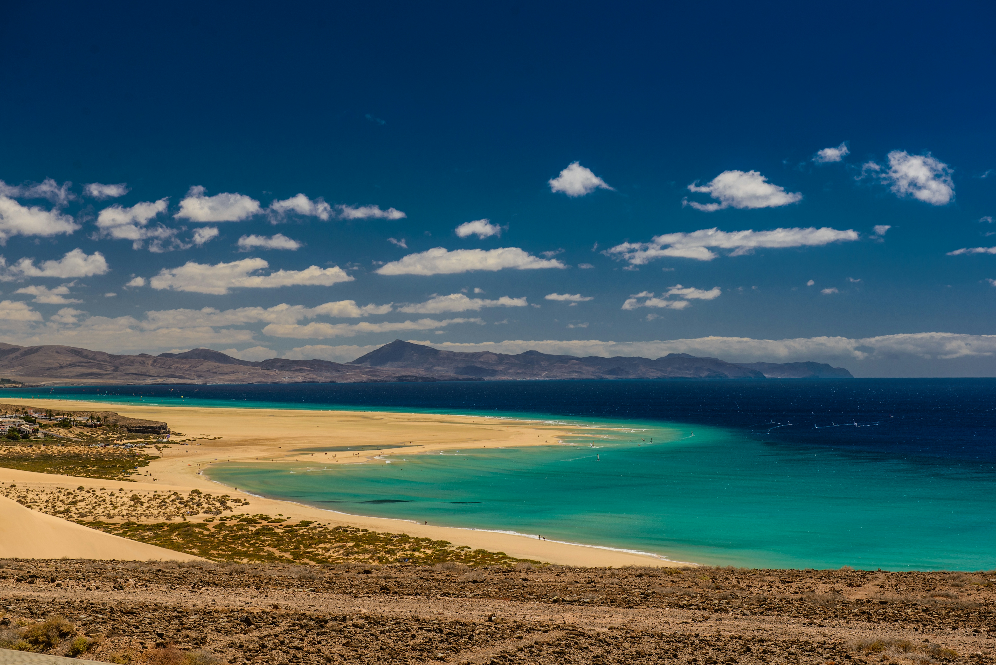 le dune dorate della spiaggia di fuerteventura si immergono nell'acqua turchese