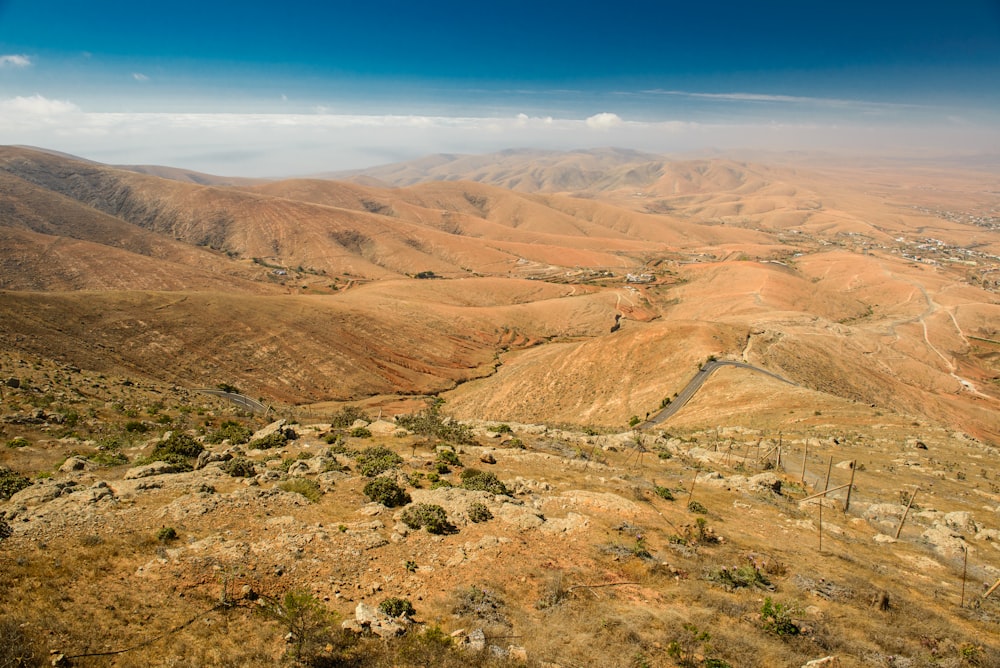 Photographie de vue aérienne de Brown Mountain