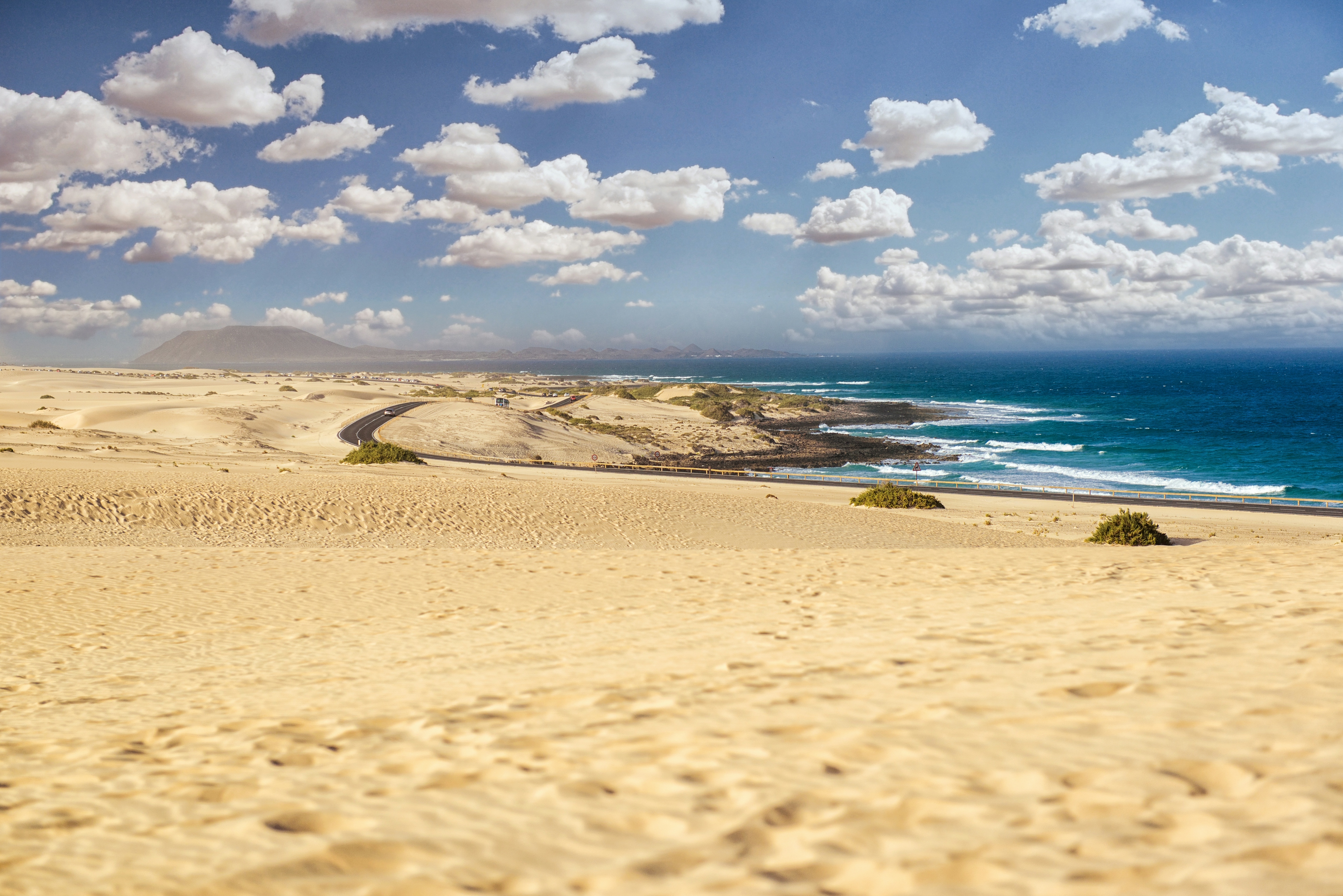 una spiaggia dorata di fuerteventura si affaccia sul mare