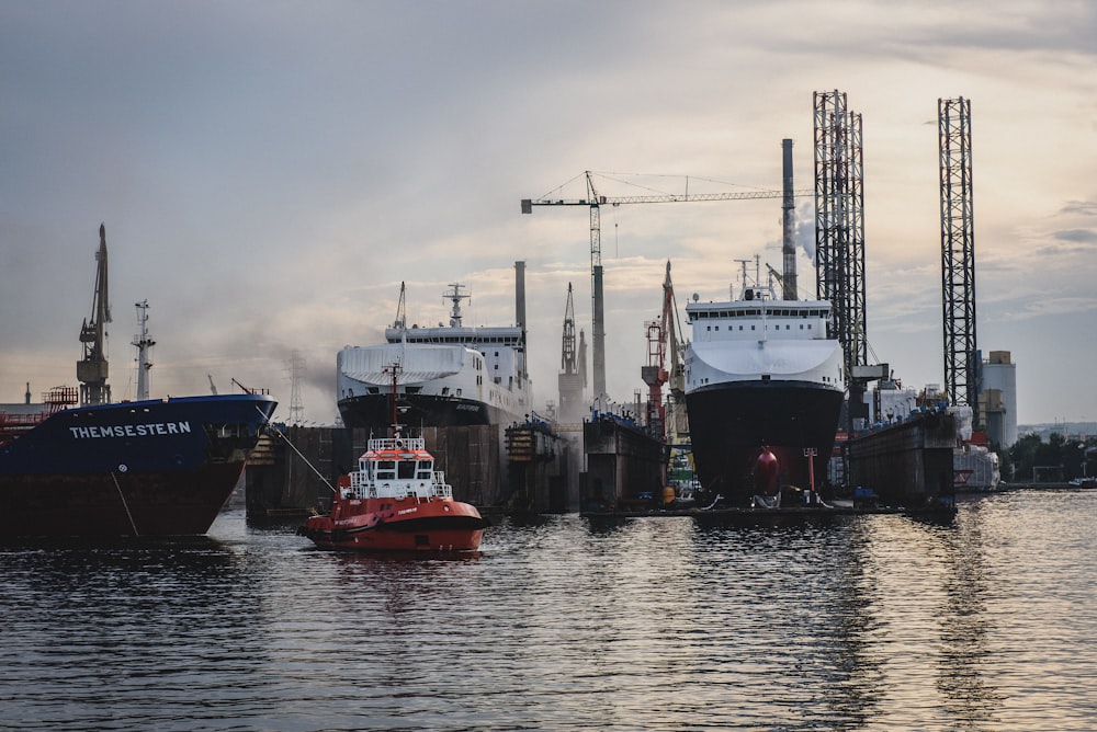 Barcos amarrados en muelle