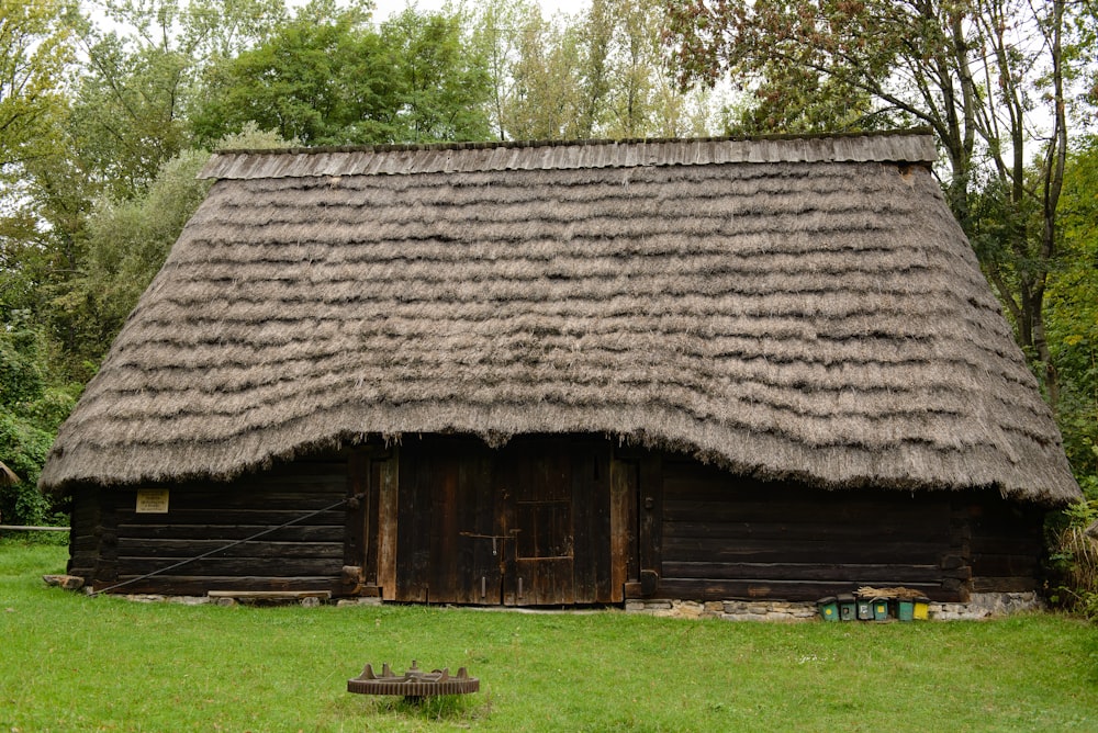 cabane brune sur un terrain herbeux