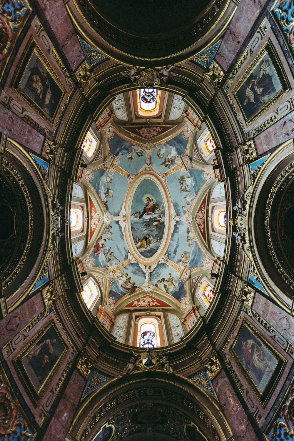 Edificio de cúpula con pinturas