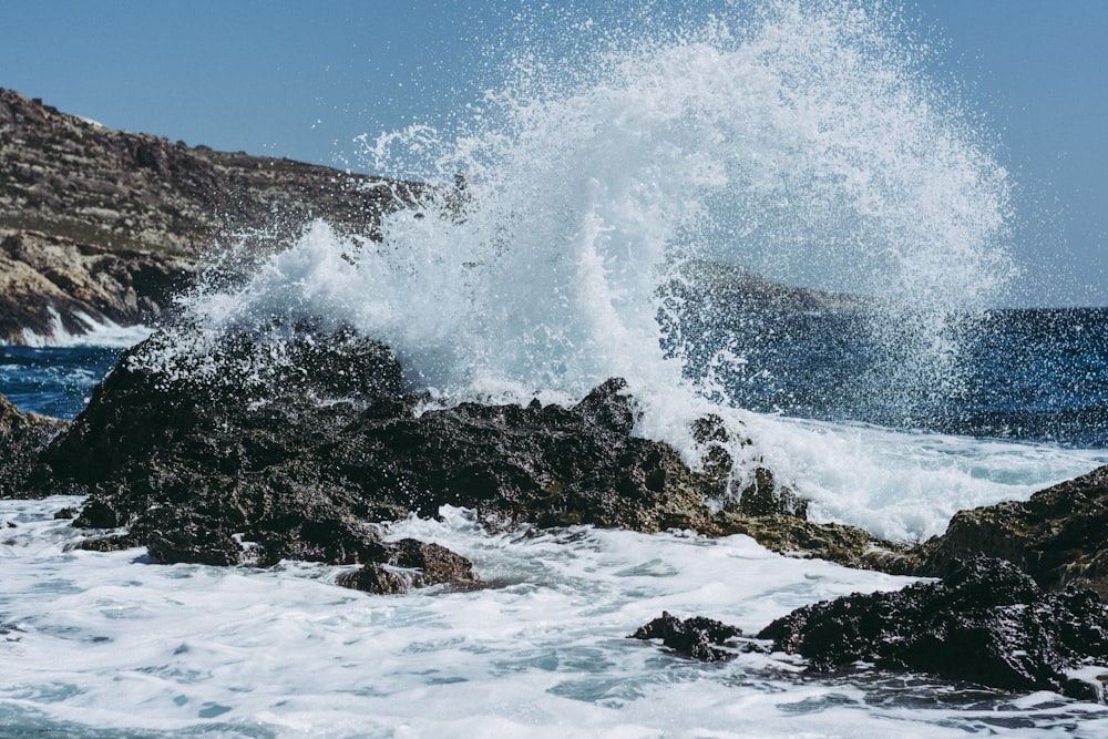 salpicando olas en la roca