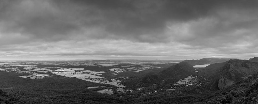 Photographie en niveaux de gris de la montagne