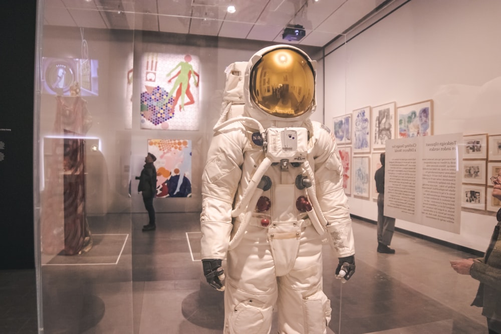 Weißer Astronautenanzug im Museum ausgestellt