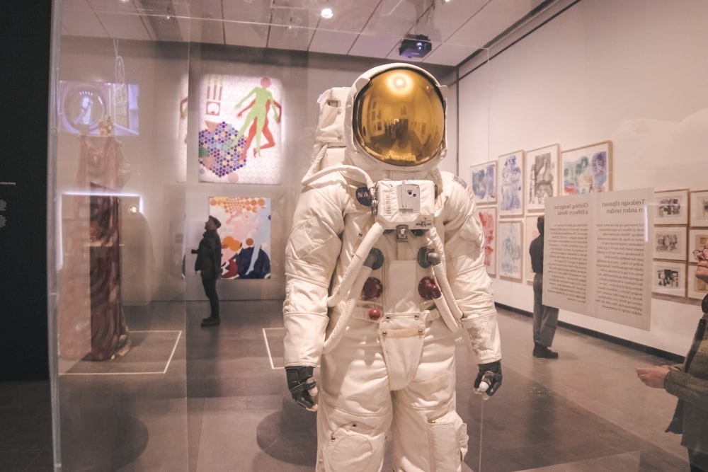 Traje de astronauta branco em exibição no museu