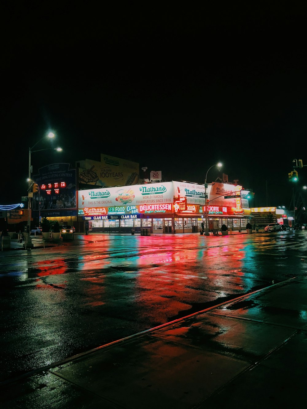 Luces encendidas del edificio junto a la calle