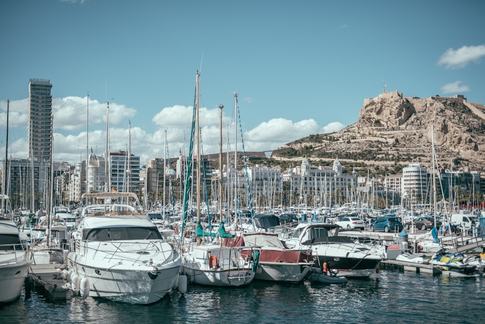 Yachten, die im Hafen angedockt sind