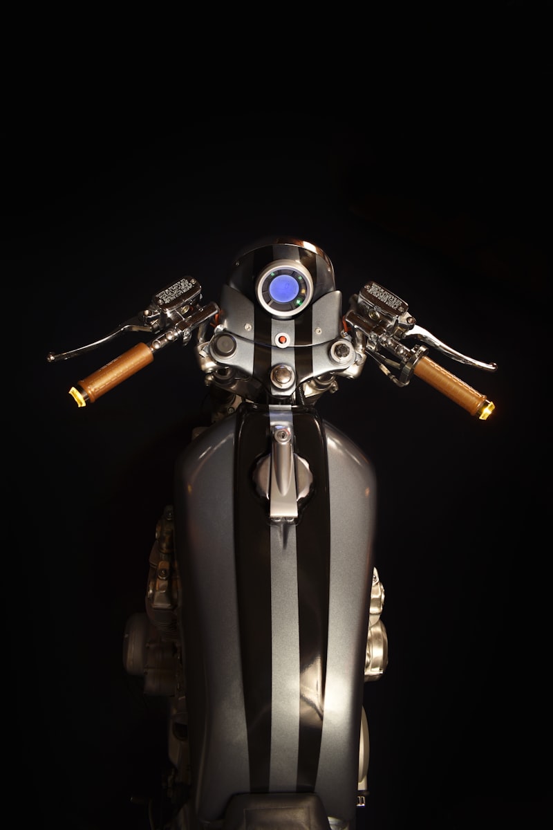 Motocicleta custom em ambiente de garagem com iluminação dramática