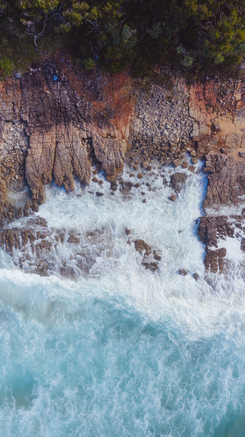 El agua cae por el acantilado