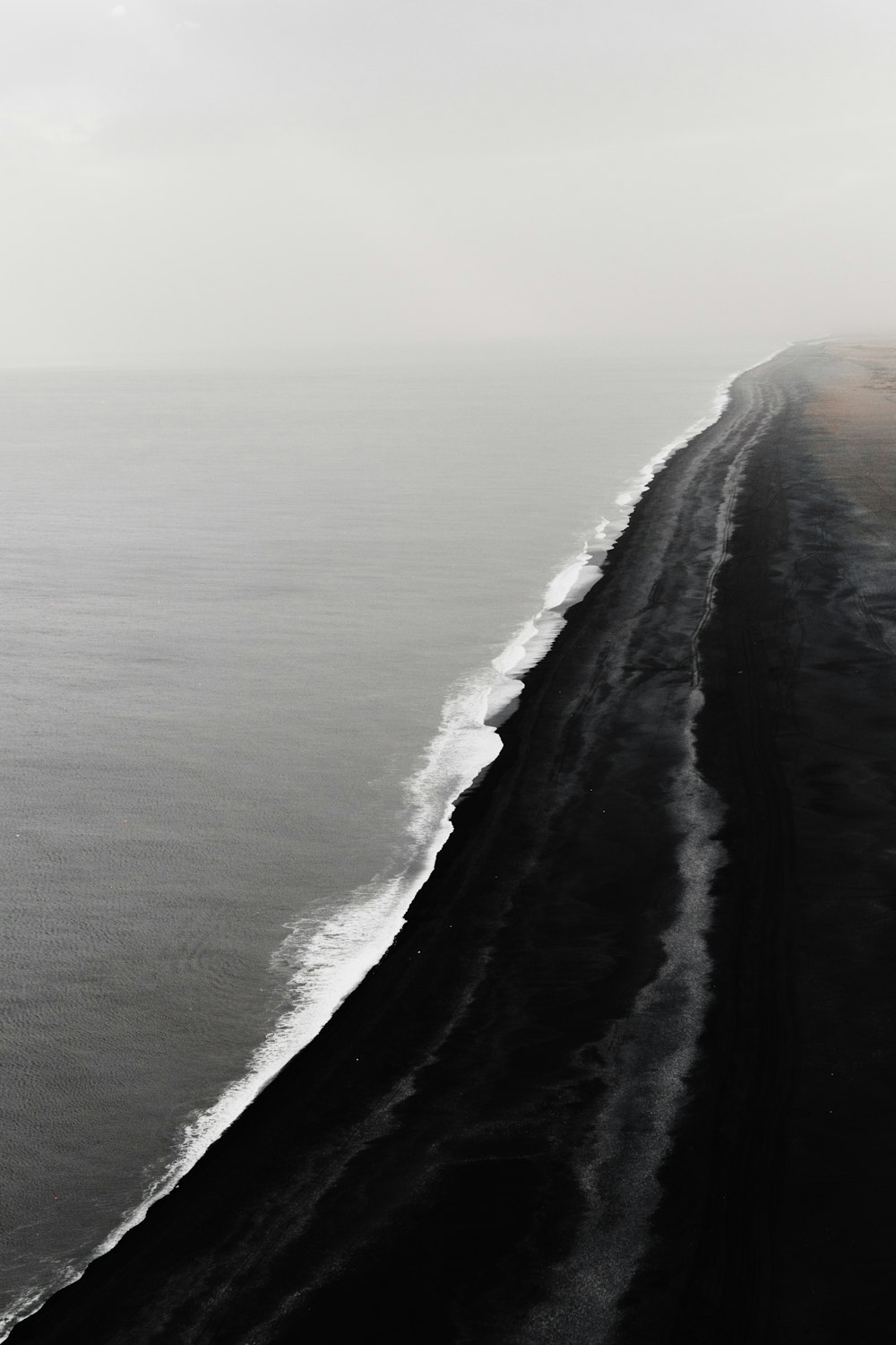 Fotografía de gran angular de la orilla del mar