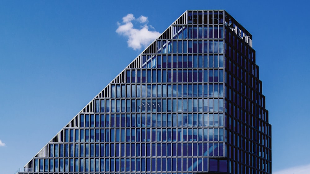 Edificio con ventanas de vidrio azul y gris