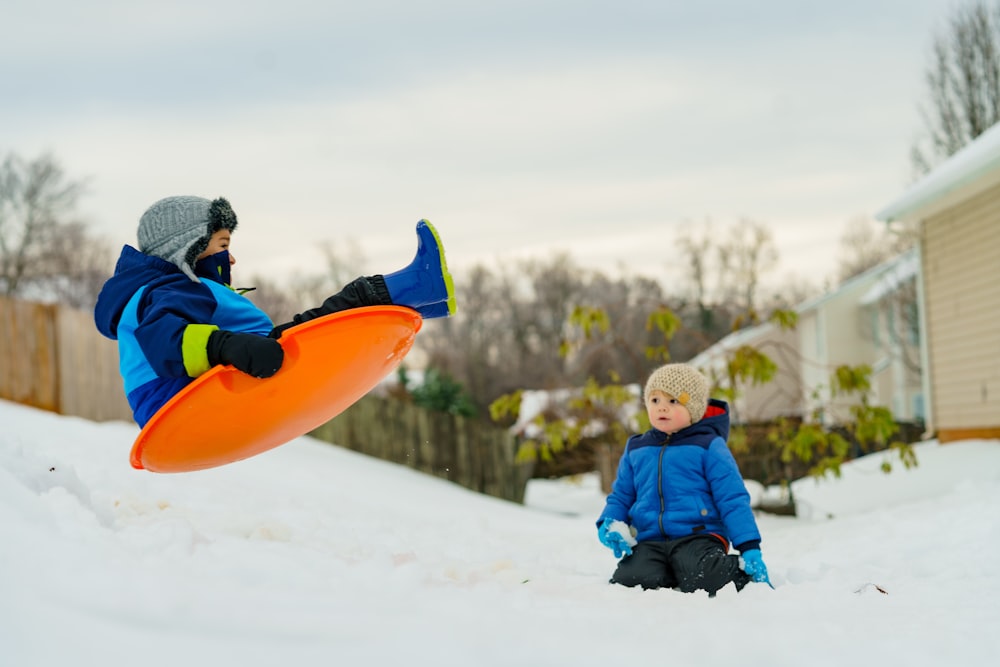 flaches fokusfoto von jungen-snowboarding duting tagsüber