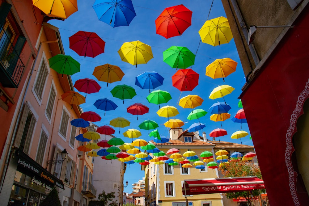 Parapluies suspendus pendant la journée