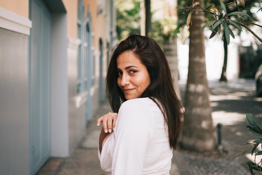 Mujer parada en el camino