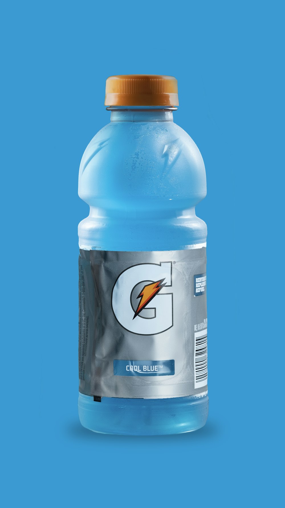 Botella de Gatorade gris y azul
