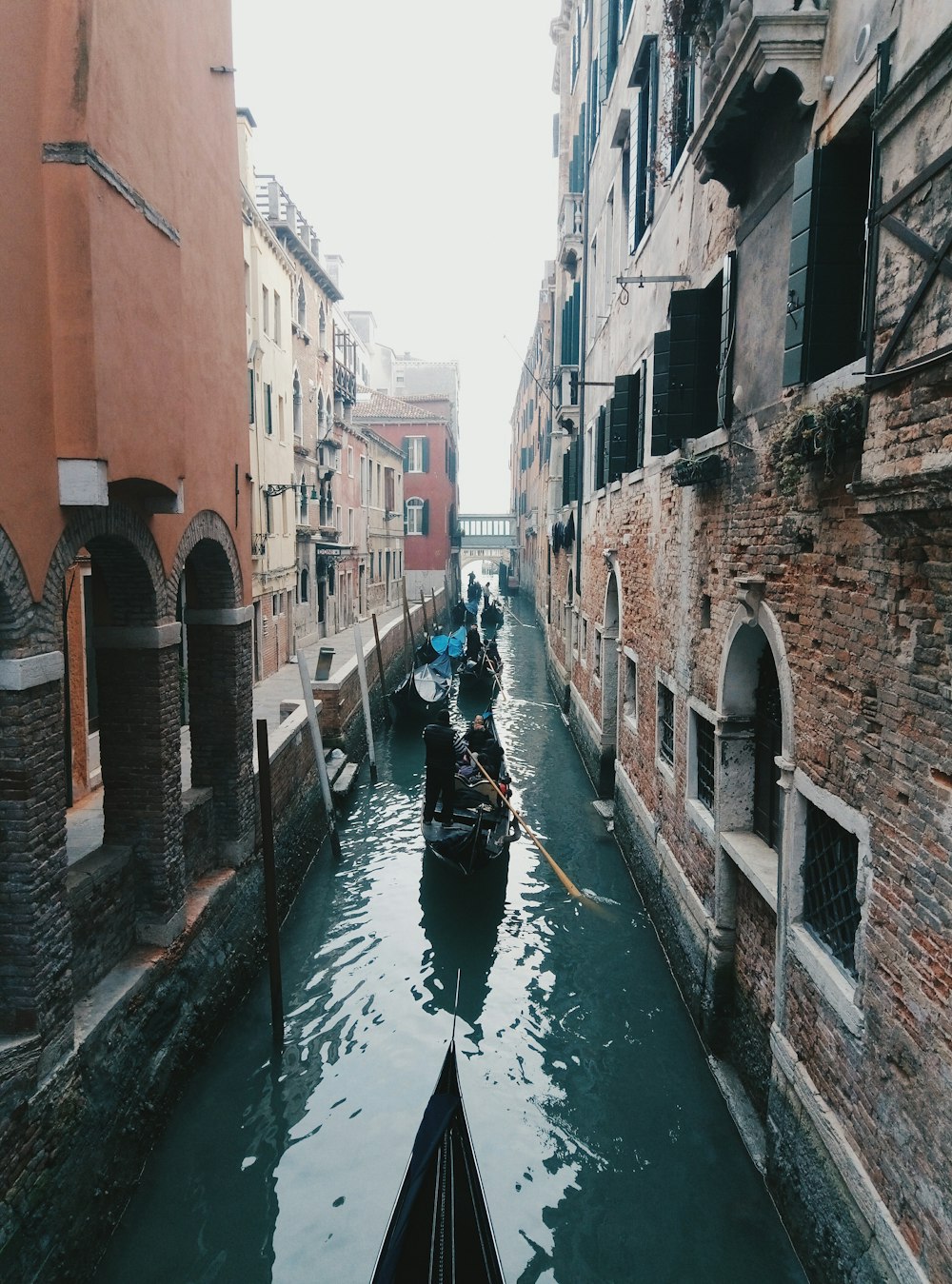 bateau entre les bâtiments en béton brun