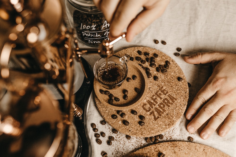 taza con café en posavasos