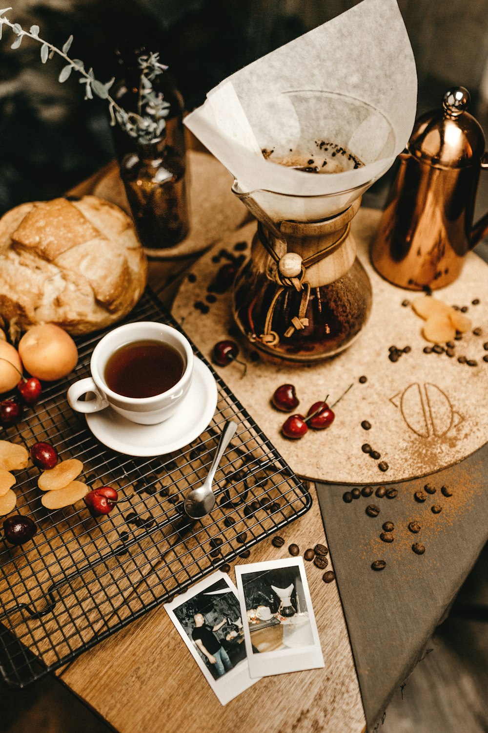 gefüllte weiße Keramik-Teetasse auf Untertasse