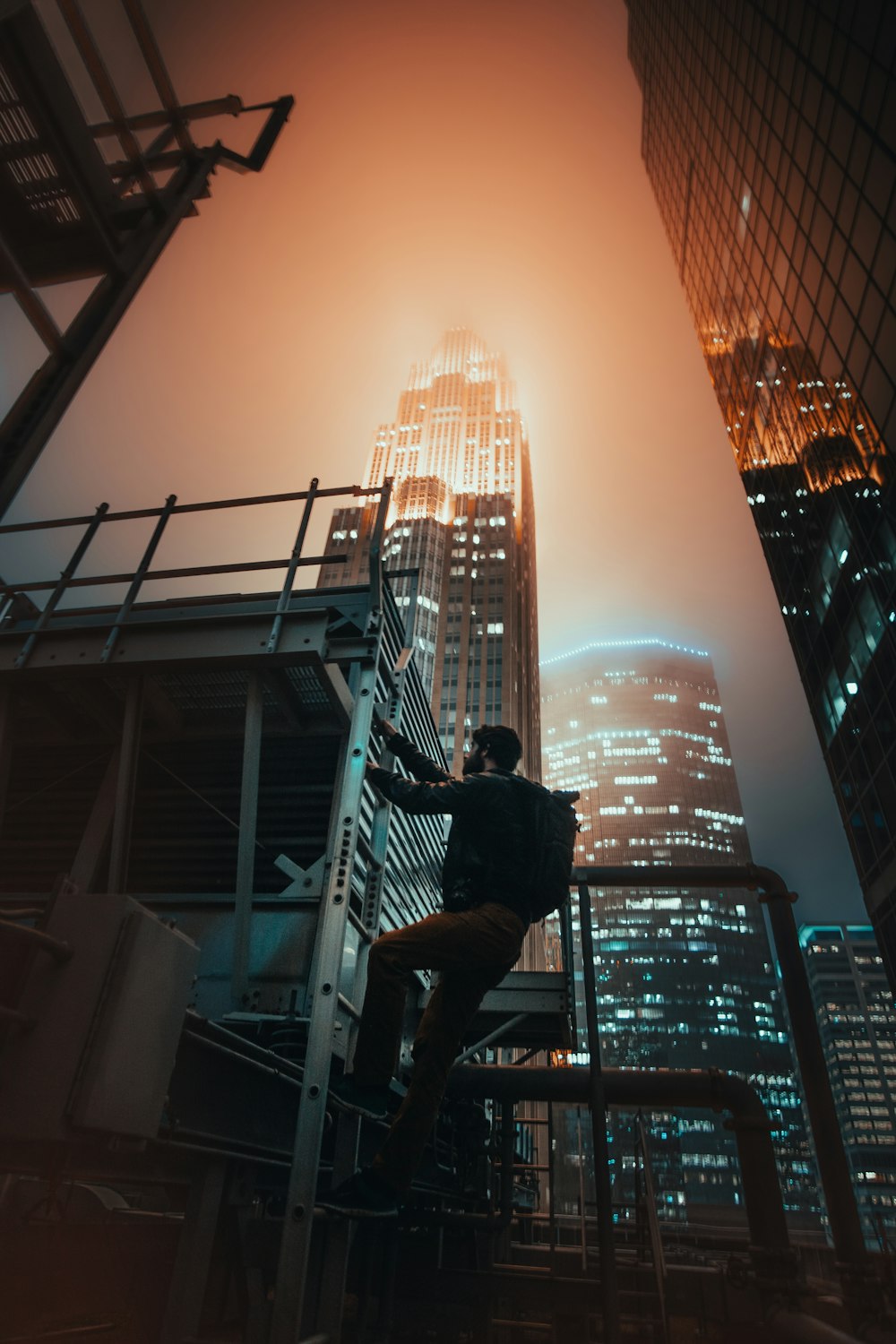 hombre subiendo la escalera por la foto del edificio