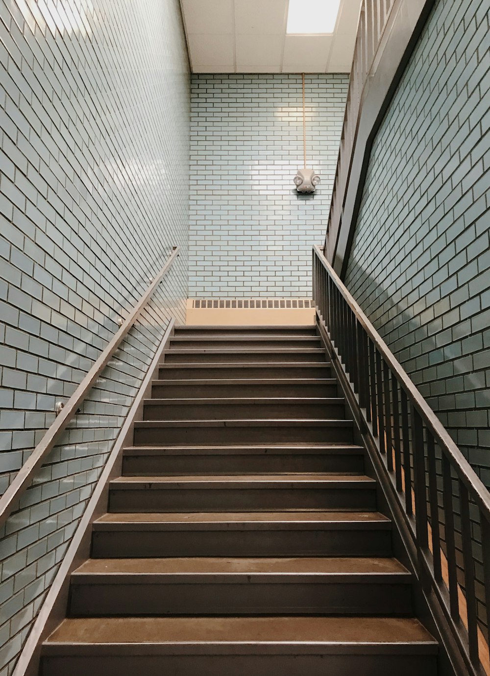 갈색 강철 계단 난간