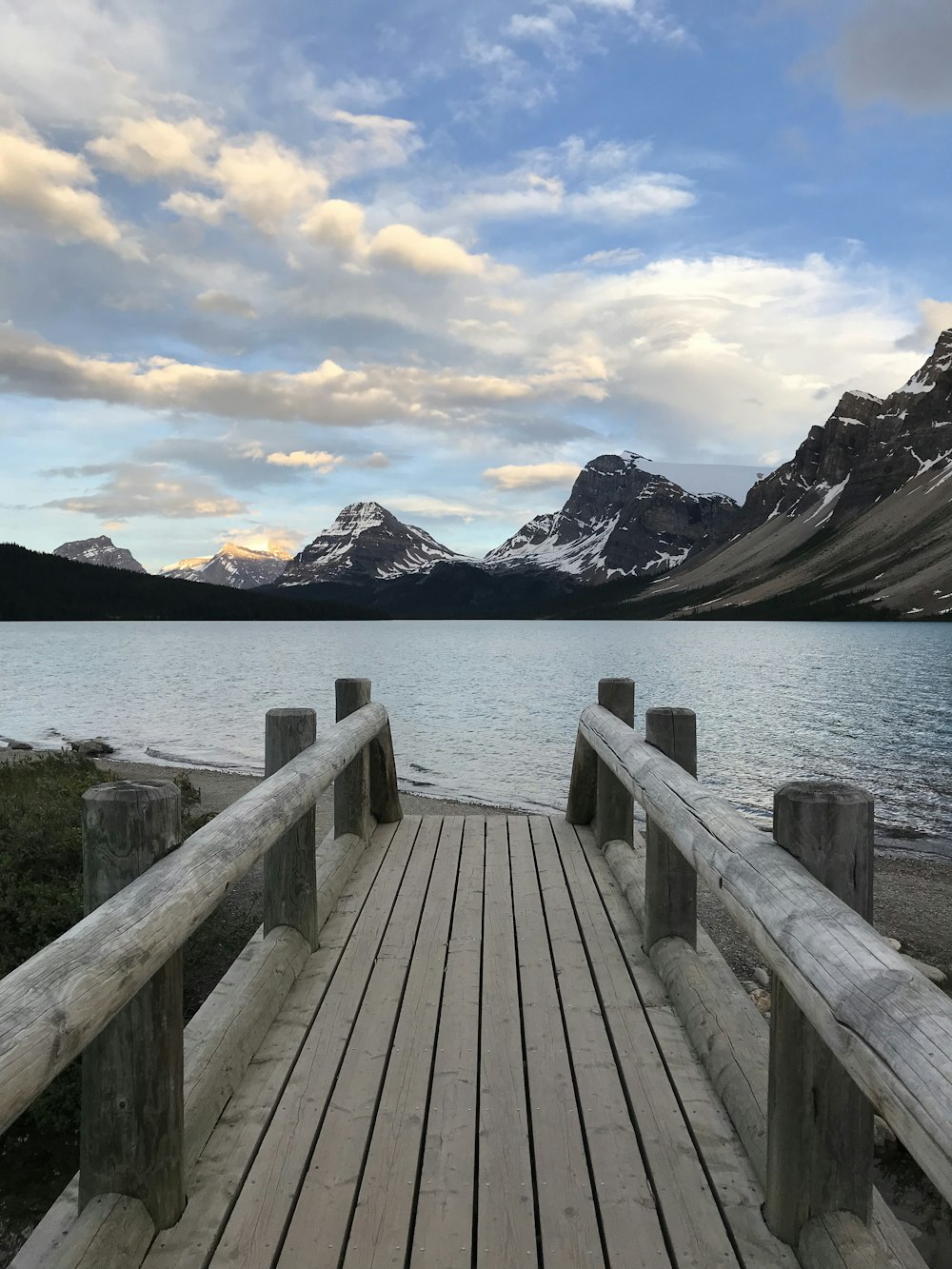 Braunes Dock unter weißem Himmel