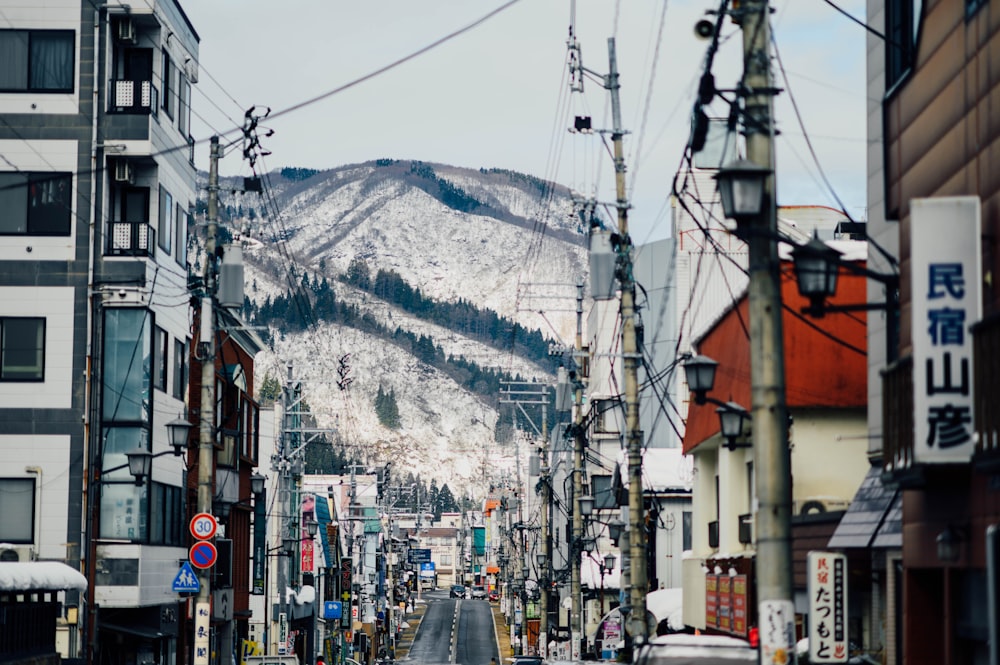 日中の空っぽの高速道路