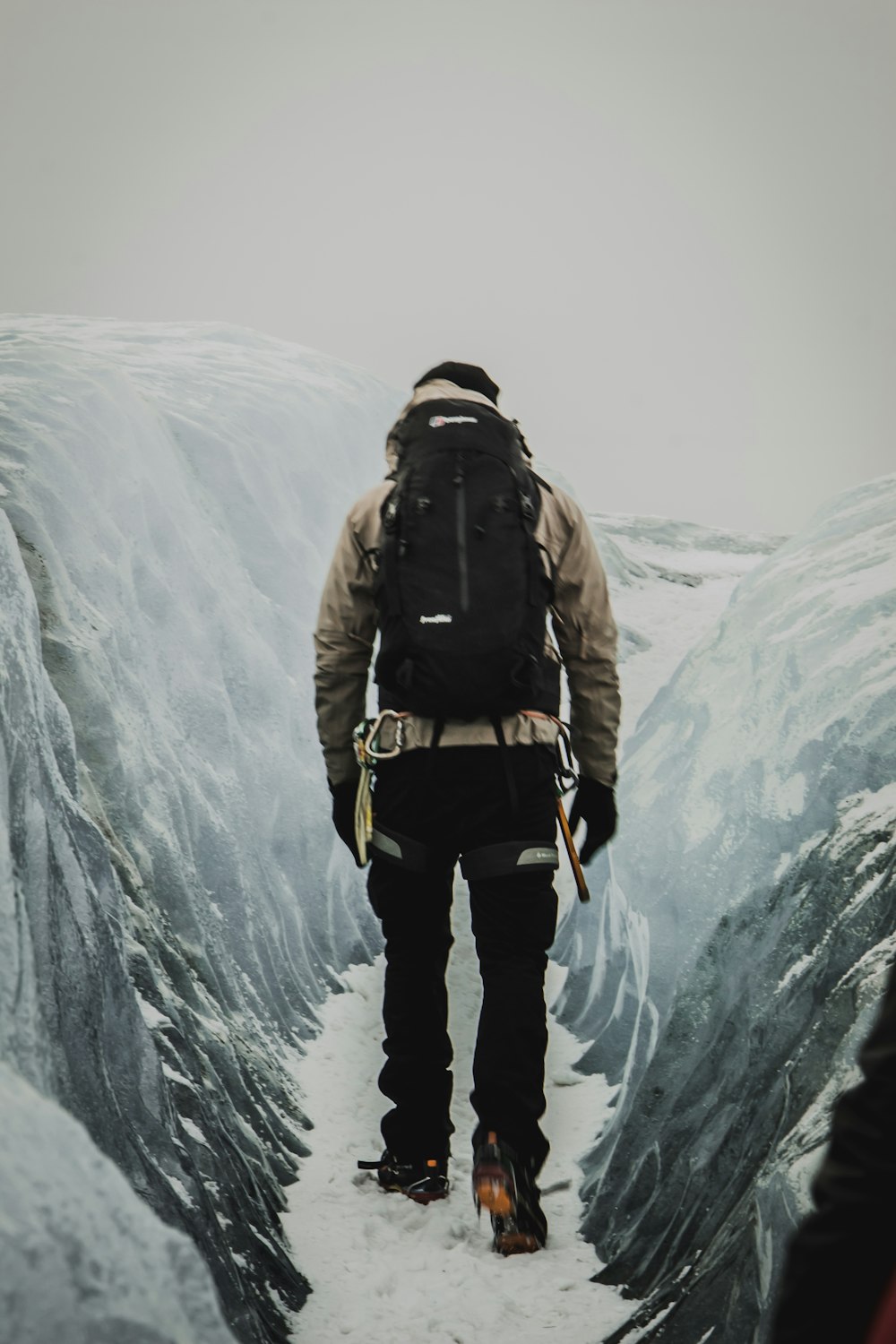 hombre caminando sobre la nieve