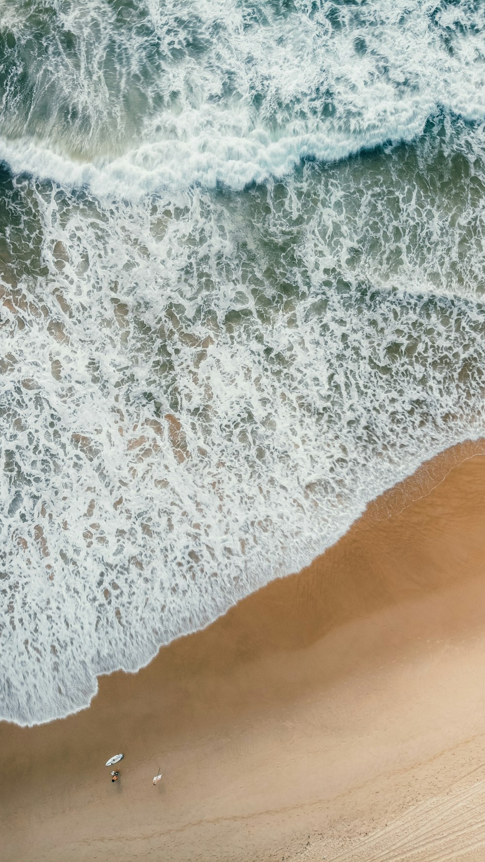 Photographie aérienne d’une mer déchaînée pendant la journée