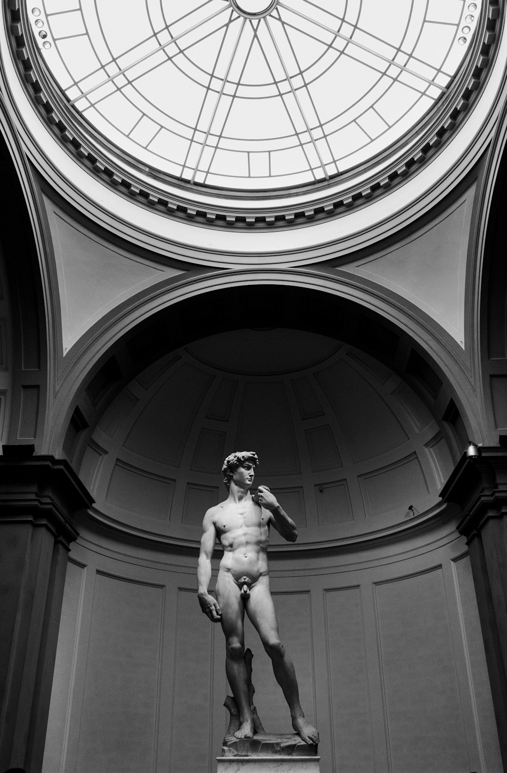 estatua de hormigón del hombre desnudo
