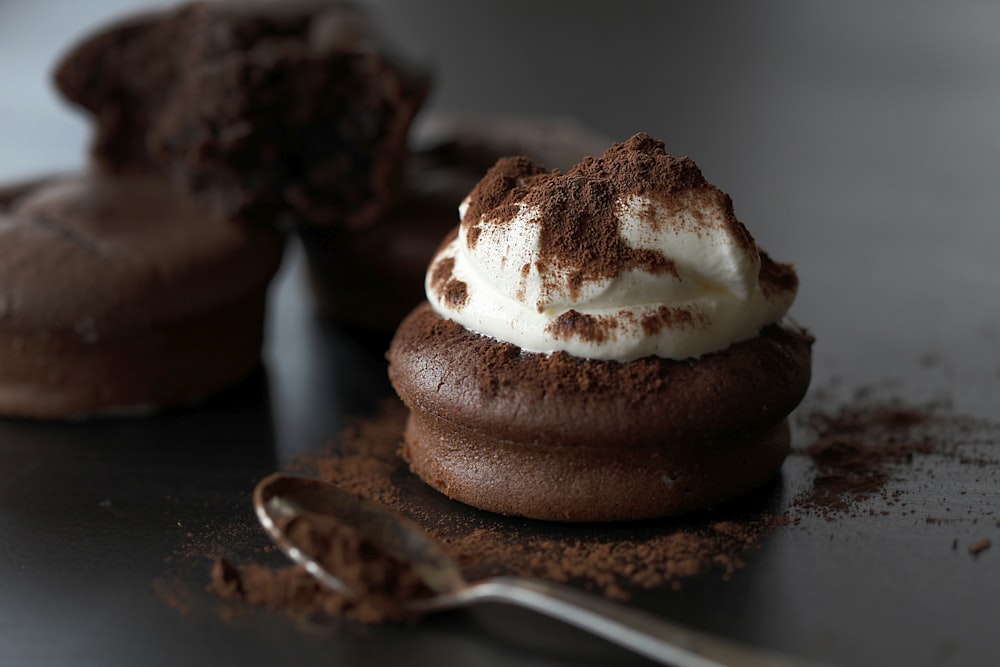 round chocolatencake with icing