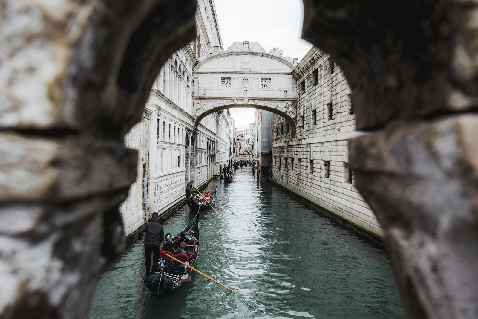 Canon EOS 7D Mark II + Sigma 10-20mm F3.5 EX DC HSM sample photo. Gondolas on canal during photography