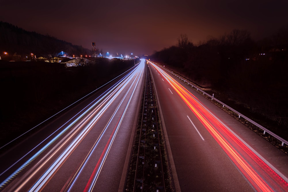 fotografia time-lapse de carros na estrada