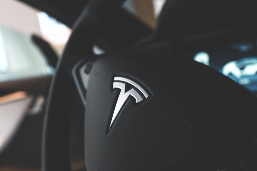 volante de vehículo Tesla negro