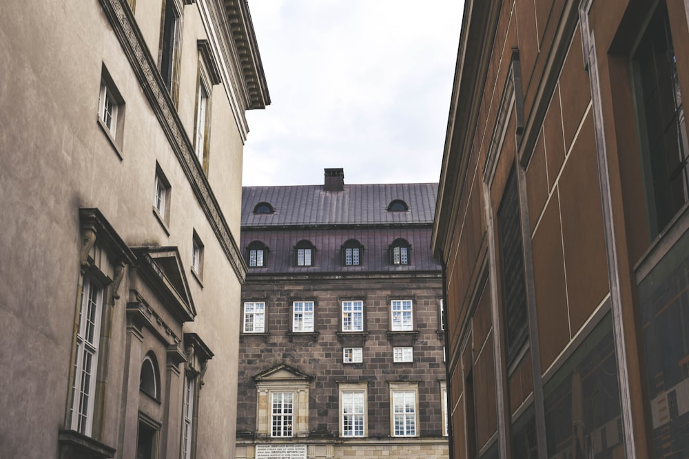 Bâtiments gris et bruns sous un ciel gris