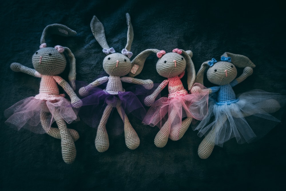 Cuatro muñecas tejidas de conejo