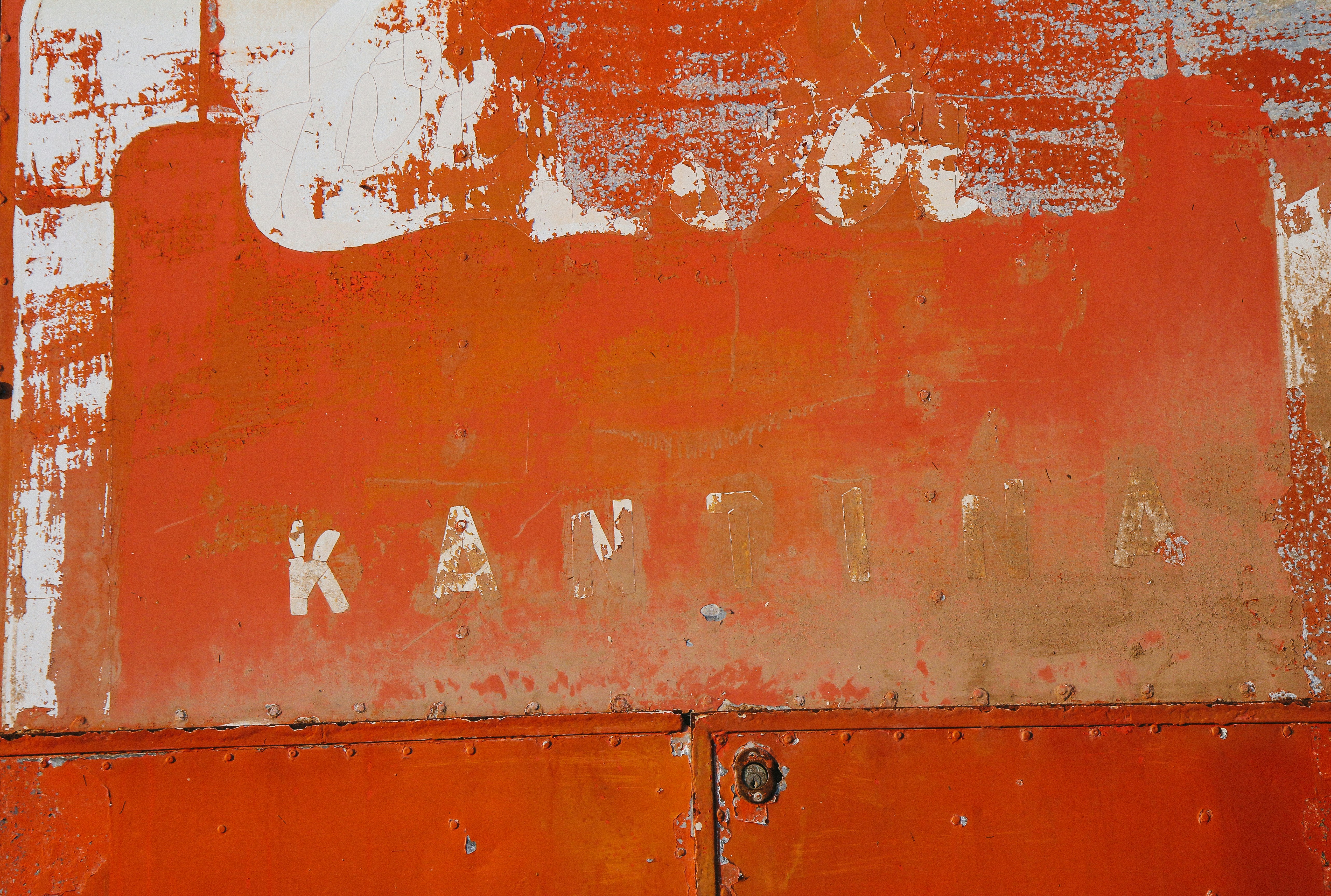 Rotes Metallgehäuse