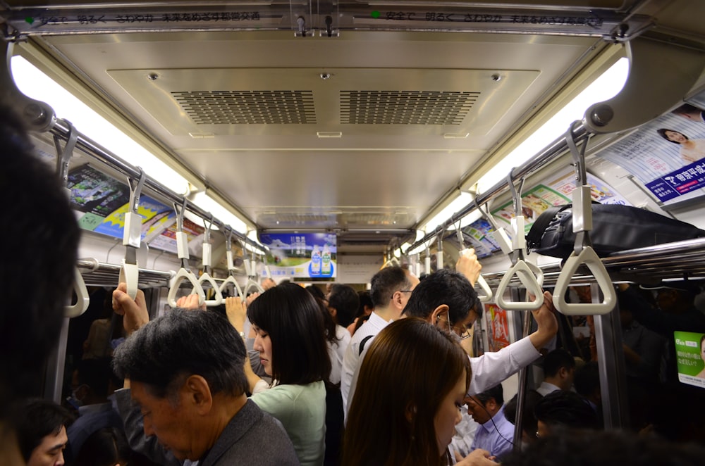 pessoas dentro do trem