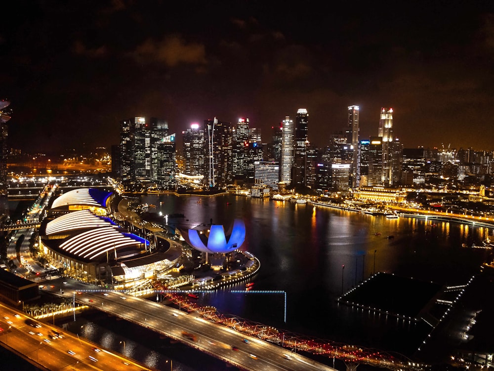夜間のシンガポールの建物の航空写真